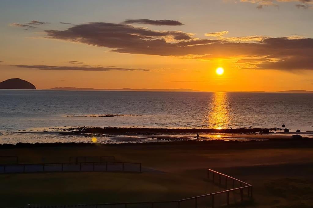 Girvan - Sea View Beach Access Apartment Eksteriør bilde